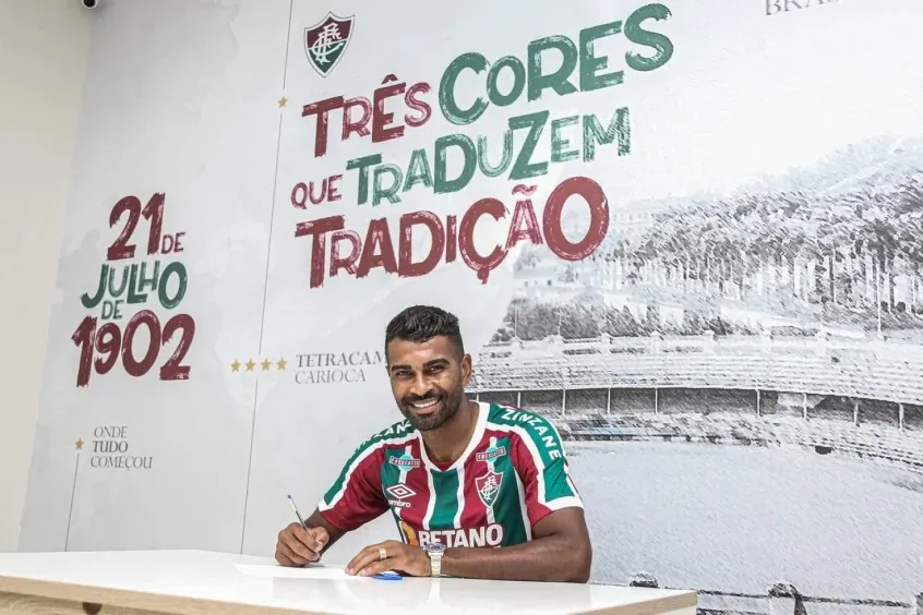 Foto: Reprodução/Fluminense – Thiago Santos assinando contrato com o Flu