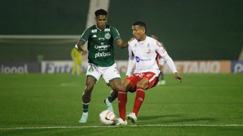 Foto: Rogério Capela/AGIF - Matheus Cocão em ação pelo Náutico.