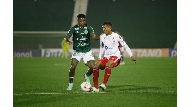 Foto: Rogério Capela/AGIF - Matheus Cocão em ação pelo Náutico.