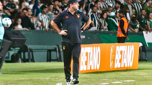 Foto: Gabriel Machado/AGIF – Enderson Moreira comenta empate contra o Coritiba.