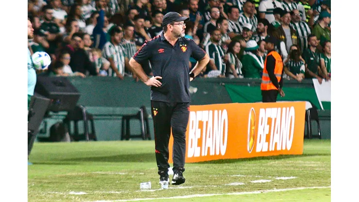 Foto: Gabriel Machado/AGIF - Enderson Moreira comenta empate contra o Coritiba.