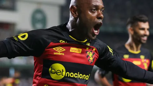 PR – CURITIBA – 12/04/2023 – COPA DO BRASIL 2023, CORITIBA X SPORT – Vagner Love jogador do Sport comemora seu gol durante partida contra o Coritiba no estadio Couto Pereira pelo campeonato Copa do Brasil 2023. Foto: Robson Mafra/AGIF