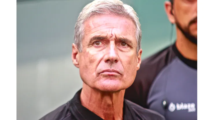 PR - Curitiba - 13/11/2022 - BRASILEIRO A 2022, ATHLETICO PR X BOTAFOGO - Luis Castro tecnico do Botafogo durante partida contra o Athletico-PR no estadio Arena da Baixada pelo campeonato Brasileiro A 2022. Foto: Gabriel Machado/AGIF