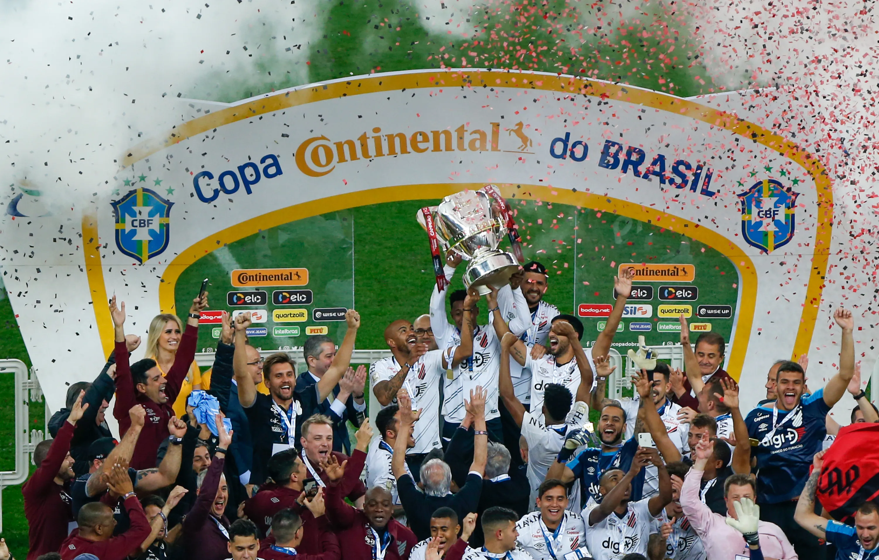 Jogadores do Athletico-PR comemoram conquista da Copa do Brasil 2019. Foto: Jeferson Guareze/AGIF