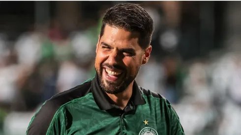 António Oliveira recebe boa notícia sobre reforços às vésperas de decisão