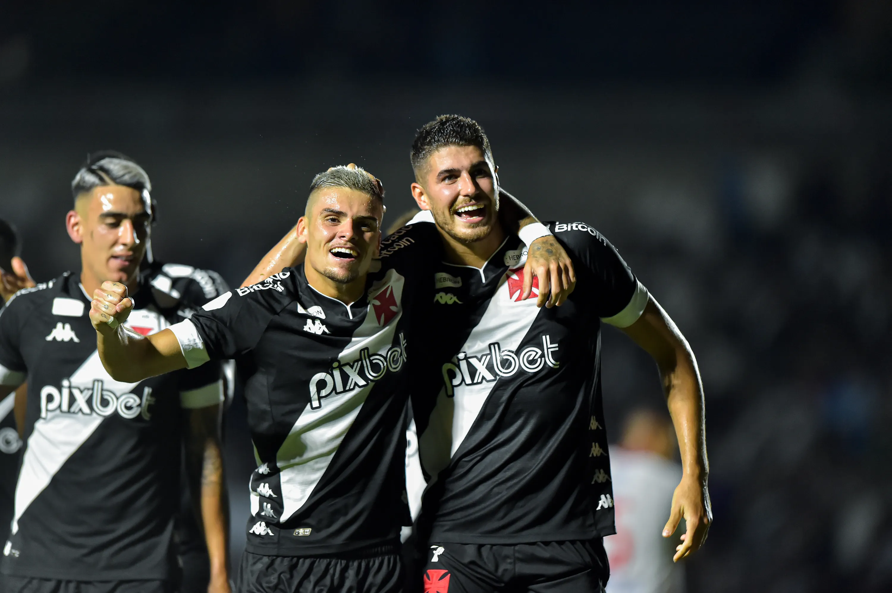 Foto: Thiago Ribeiro/AGIF – Gabriel Pec e Pedro Raul comemorando gol do Vasco