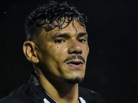 Atacante que chegou para ser sombra de Tiquinho Soares se despede do Botafogo