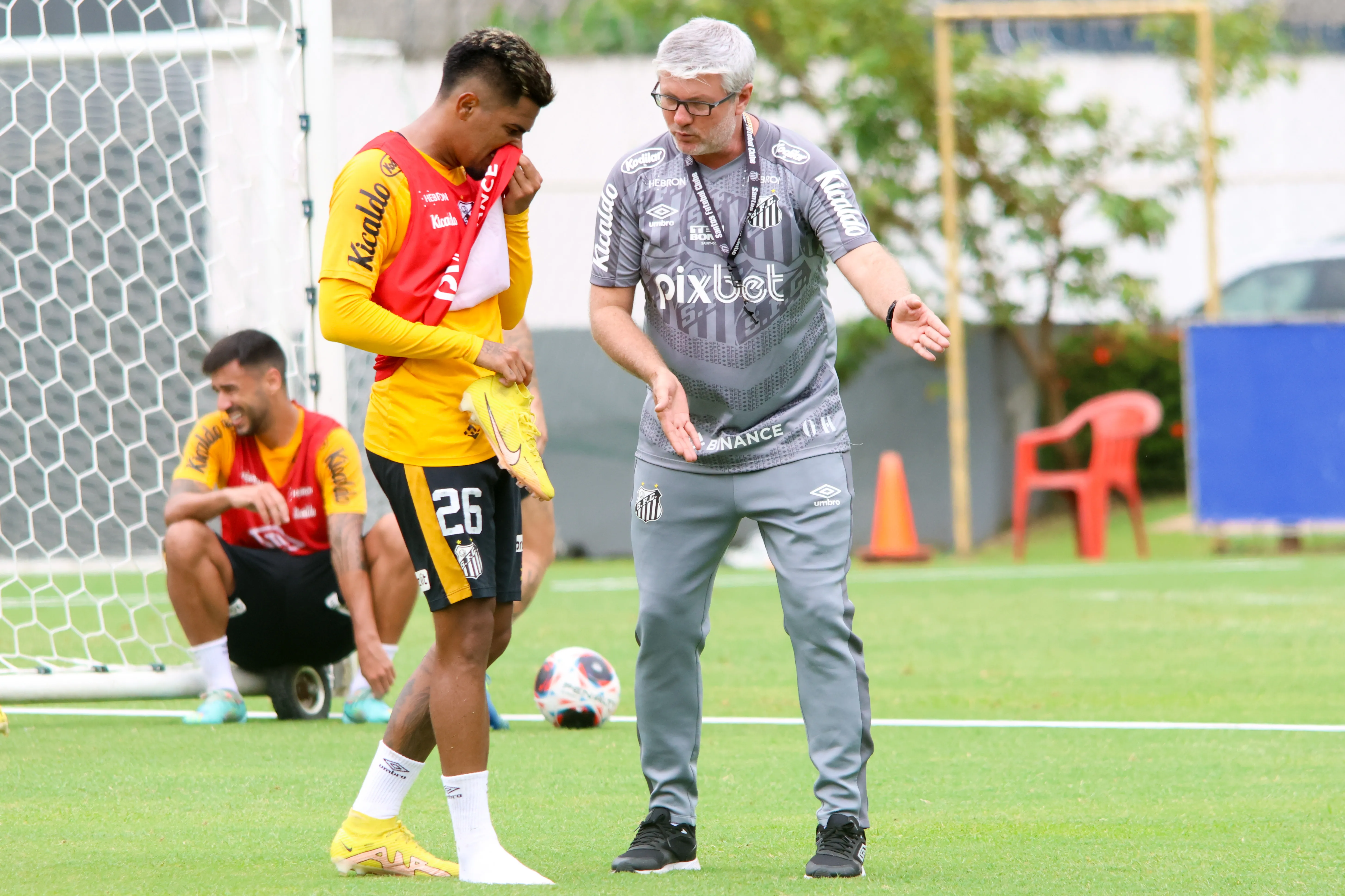 Fernanda Luz/AGIF – Odair Hellmann comandando treinos no Santos