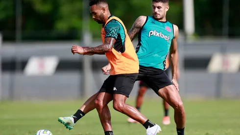 Foto: Daniel RAMALHO/VASCO - Alex Teixeira e Pedro Raul em treinamento do Vasco.