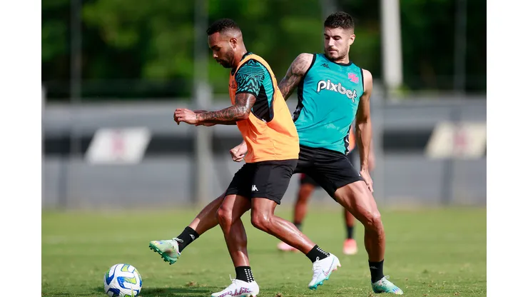 Foto: Daniel RAMALHO/VASCO - Alex Teixeira e Pedro Raul em treinamento do Vasco.