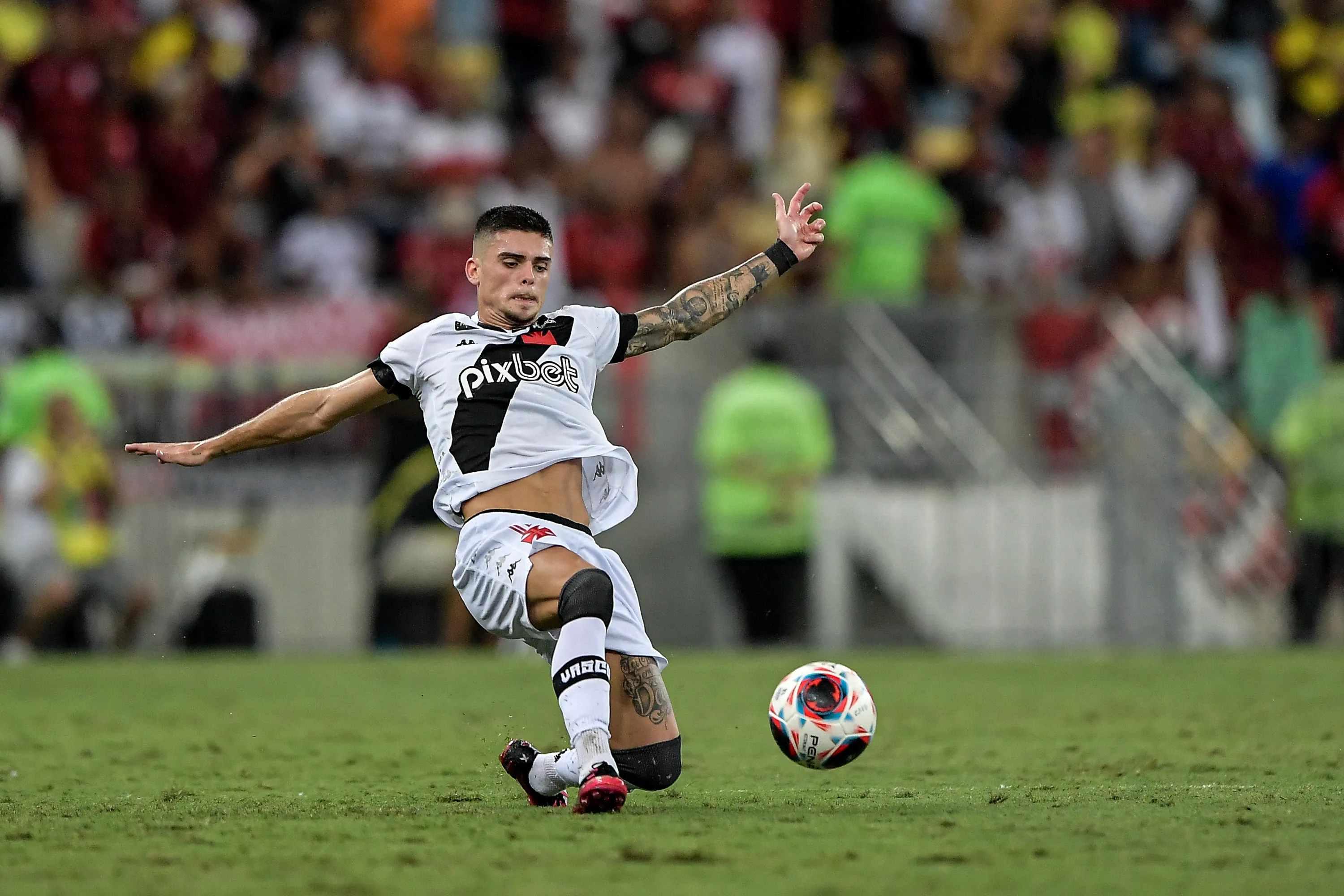 Thiago Ribeiro/AGIF – Gabriel Pec atuando pelo Vasco