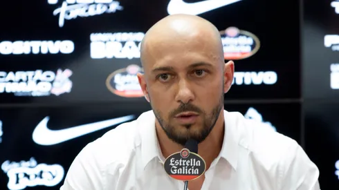 Foto: Daniel Vorley/AGIF - Alessandro Nunes explica situação de Bruno Méndez.