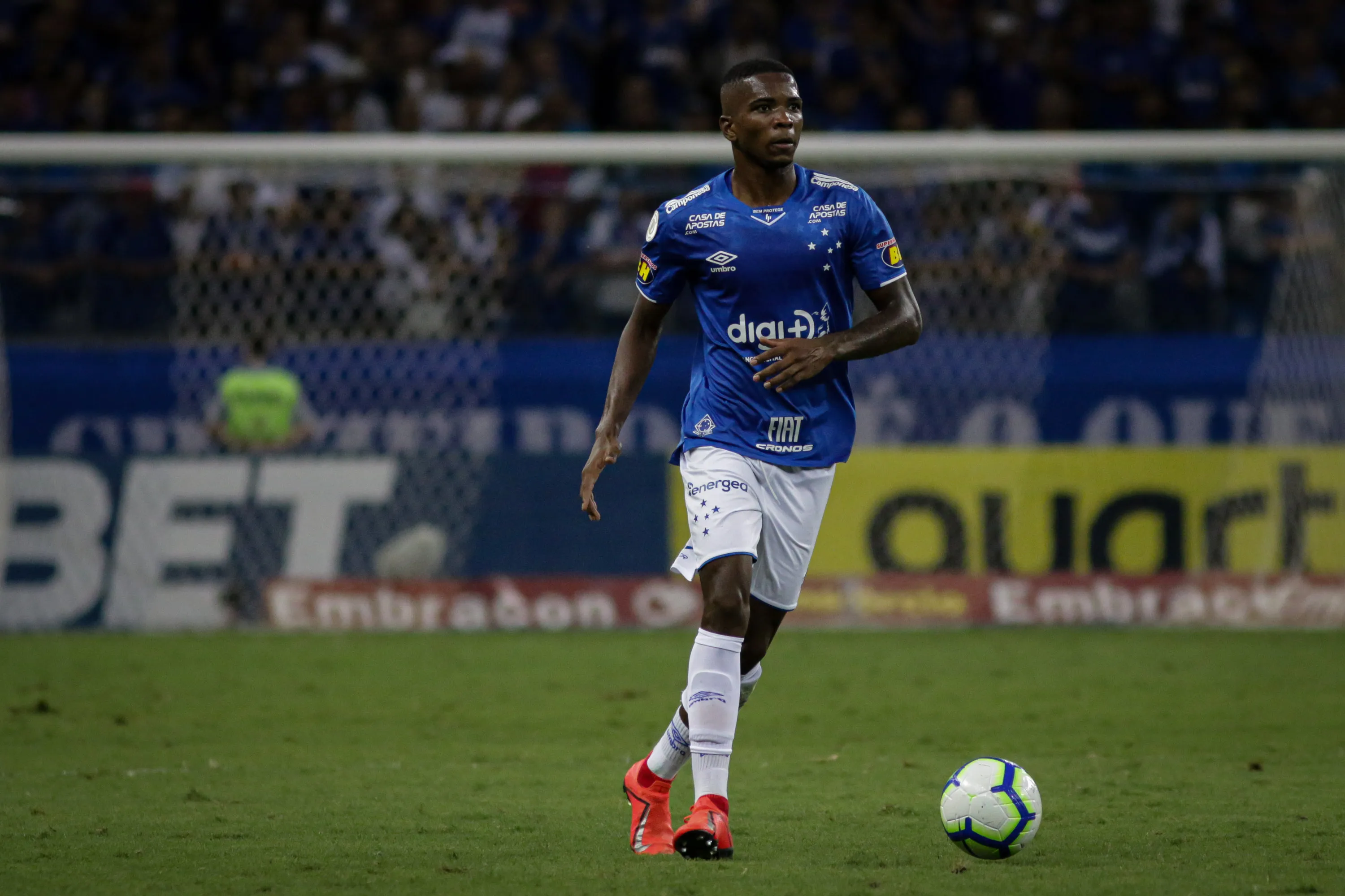 Foto: Fernando Moreno/AGIF – Cacá atuando pelo Cruzeiro em 2019