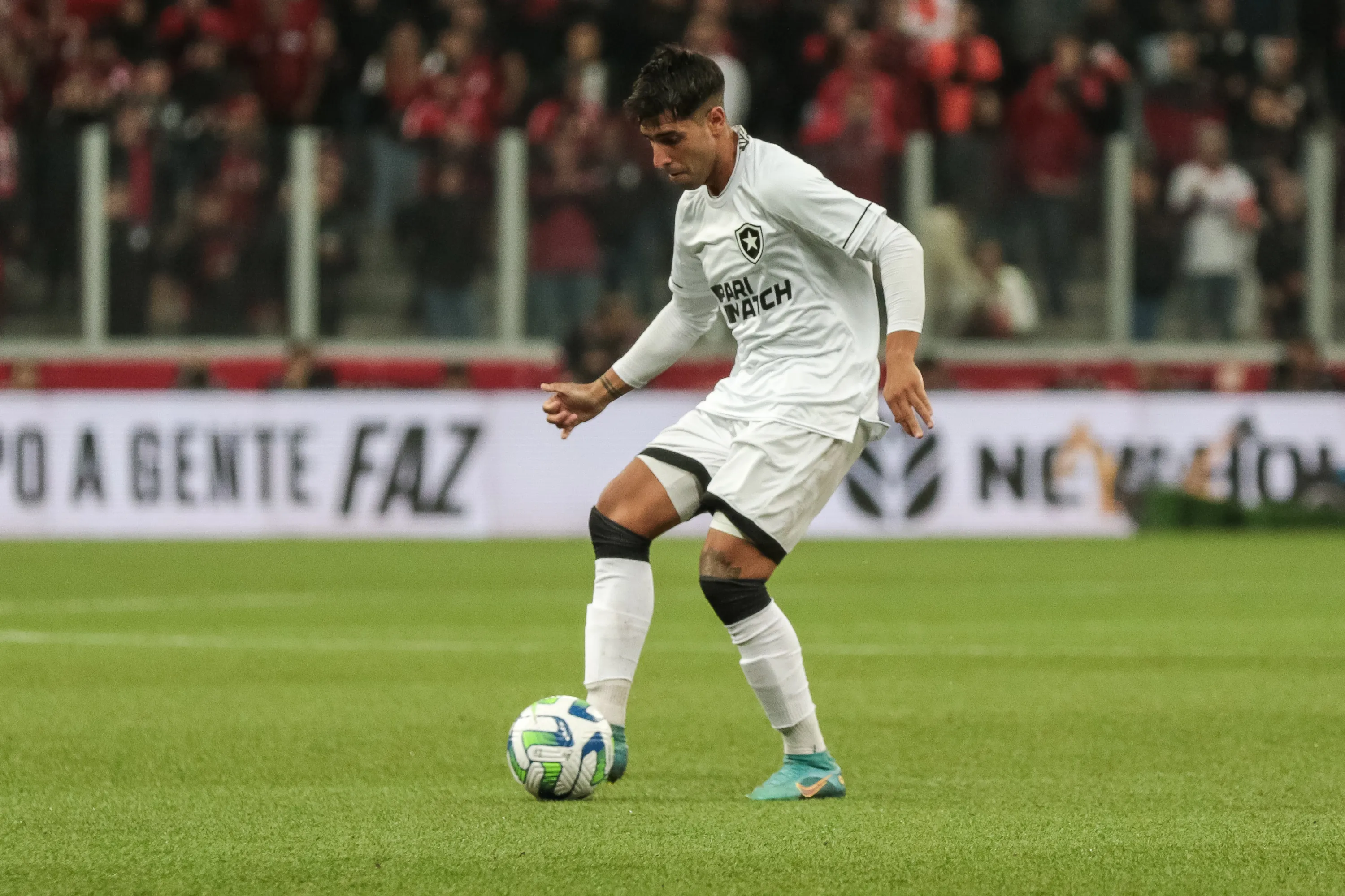 Foto: Robson Mafra/AGIF – Di Plácido atuando pelo Botafogo contra o Athlético-PR