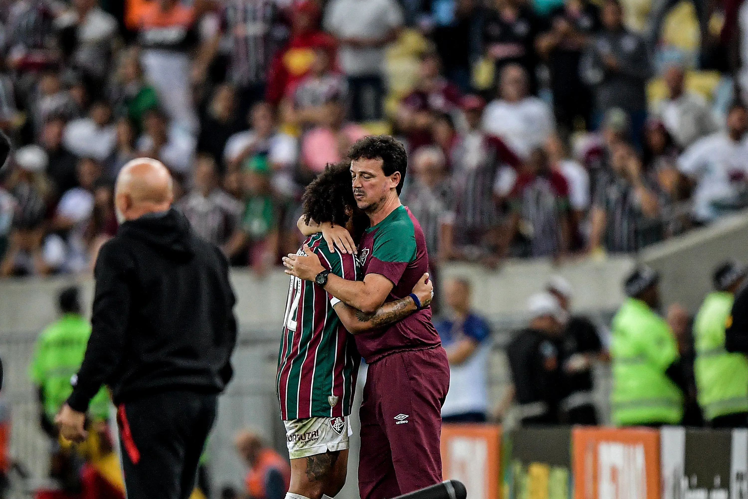 Foto: Thiago Ribeiro/AGIF – Marcelo e Fernando Diniz se abraçando