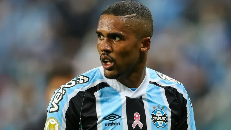 Foto: Pedro H. Tesch/AGIF - Justiça determina prisão de Douglas Costa