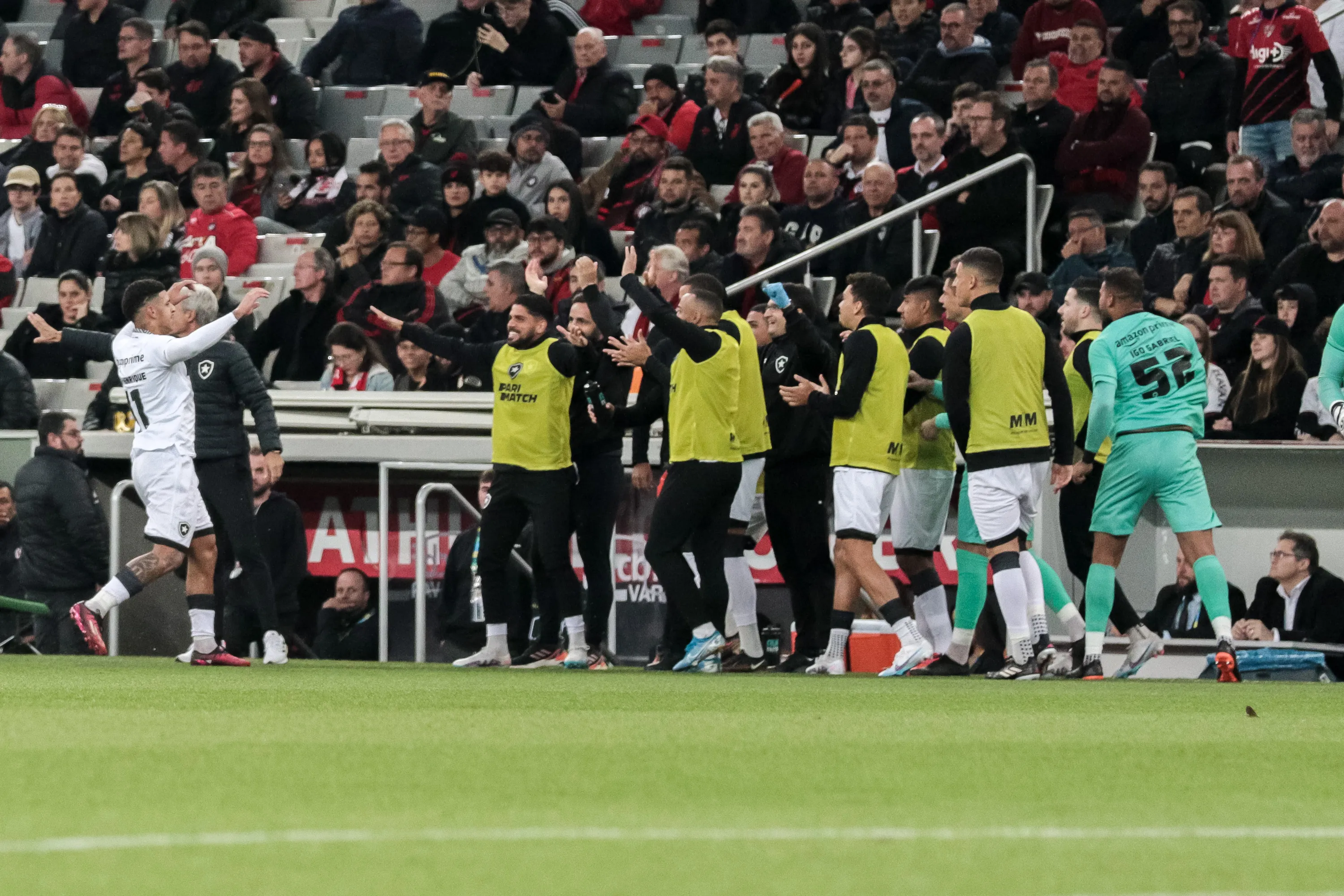 Robson Mafra/AGIF – Jogadores e comissão técnica celebrando gol