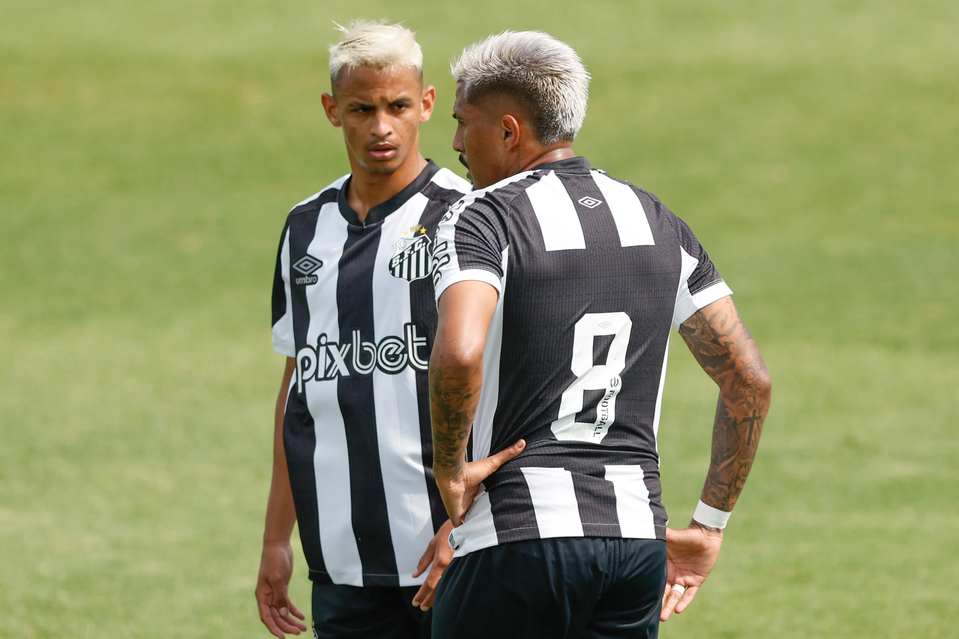 Foto: Marcello Zambrana/AGIF – Wesley Patati, à esquerda, em partida pelo Santos na Copinha este ano