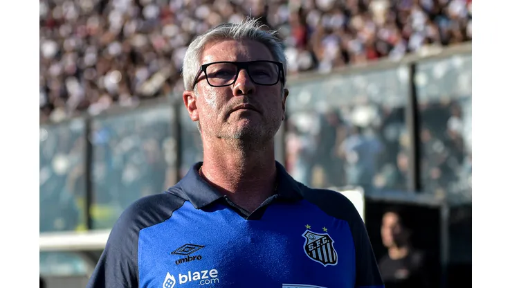 RJ - RIO DE JANEIRO - 14/05/2023 - BRASILEIRO A 2023, VASCO X SANTOS - Odair Hellmann tecnico do Santos durante partida contra o Vasco no estadio Sao Januario pelo campeonato BRASILEIRO A 2023. Foto: Thiago Ribeiro/AGIF