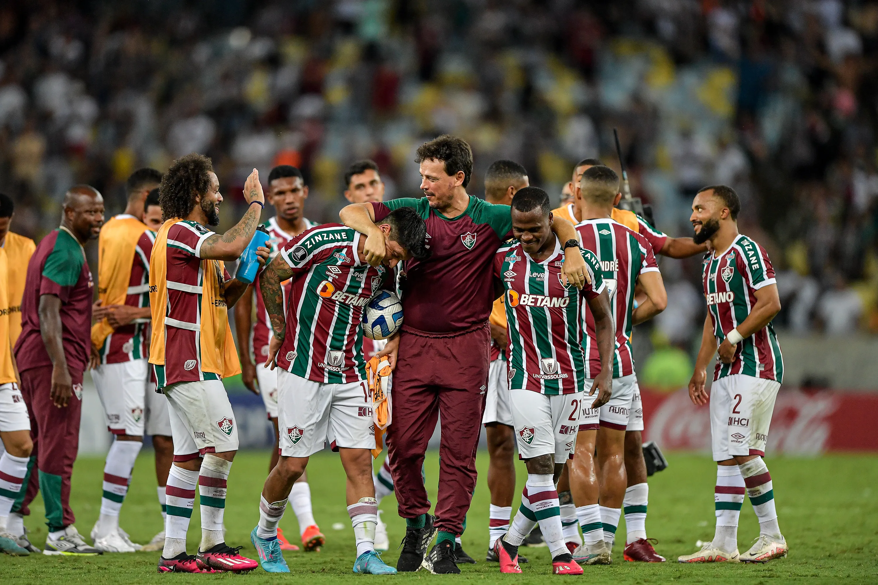 Foto: Thiago Ribeiro/AGIF – Fernando Diniz abraçando jogadores do Fluminense após vitória