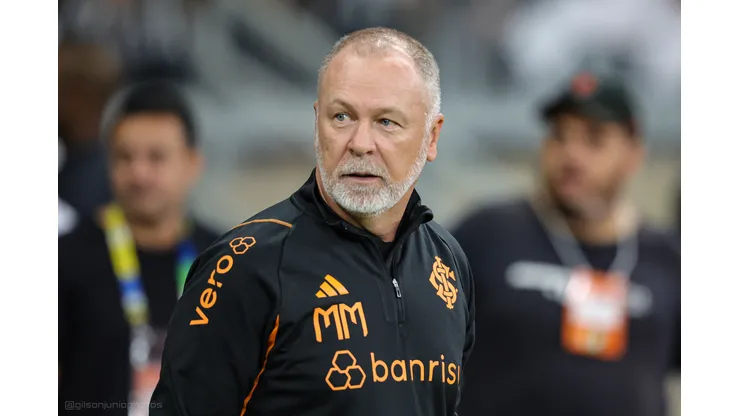 MG - BELO HORIZONTE - 13/05/2023 - BRASILEIRO A 2023, ATLETICO-MG X INTERNACIONAL - Mano Menezes tecnico do Internacional durante partida contra o Atletico-MG no estadio Mineirao pelo campeonato BRASILEIRO A 2023. Foto: Gilson Junio/AGIF
