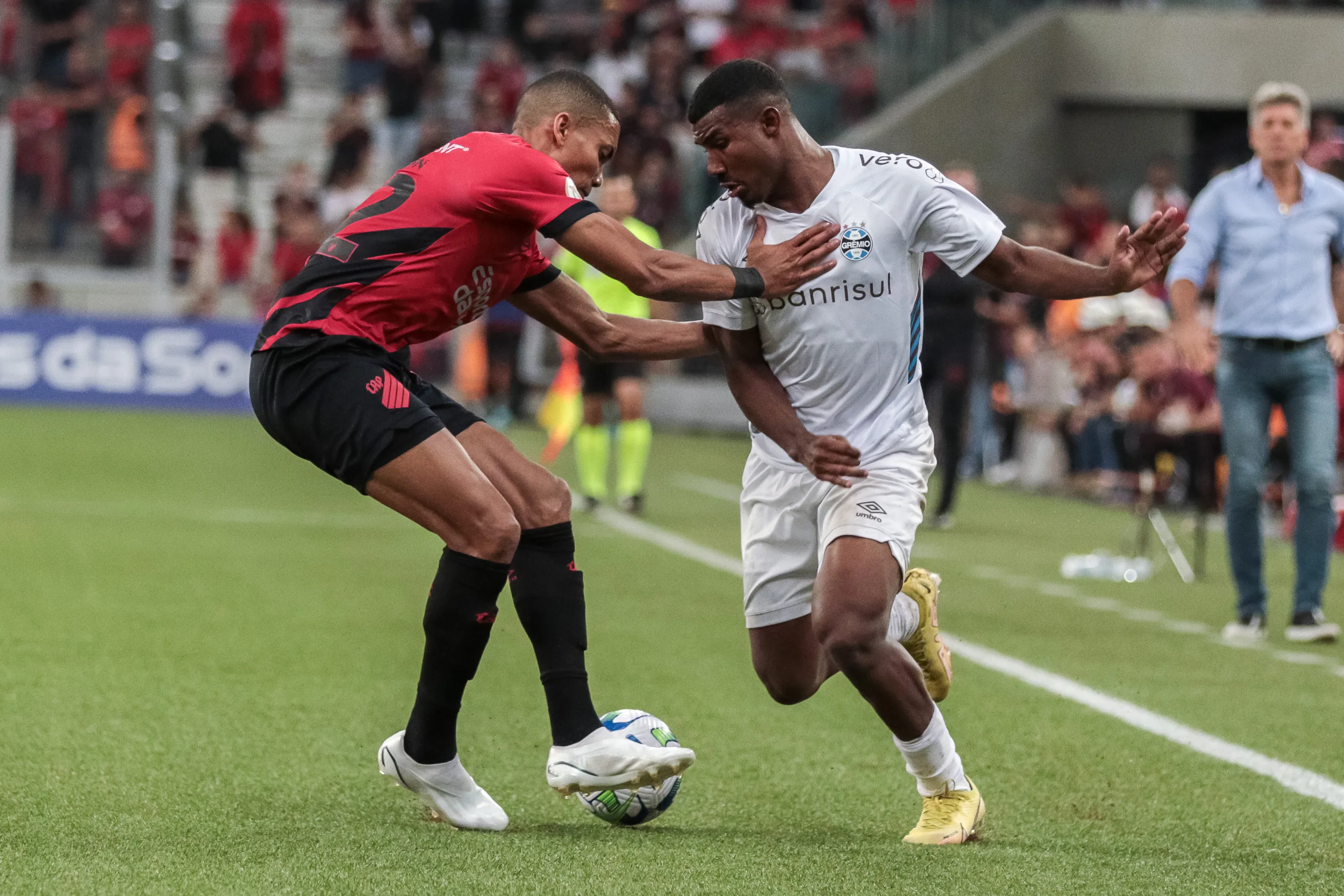 Foto: Robson Mafra/AGIF – Cuiabano atuando pelo Grêmio contra o Athlético-PR