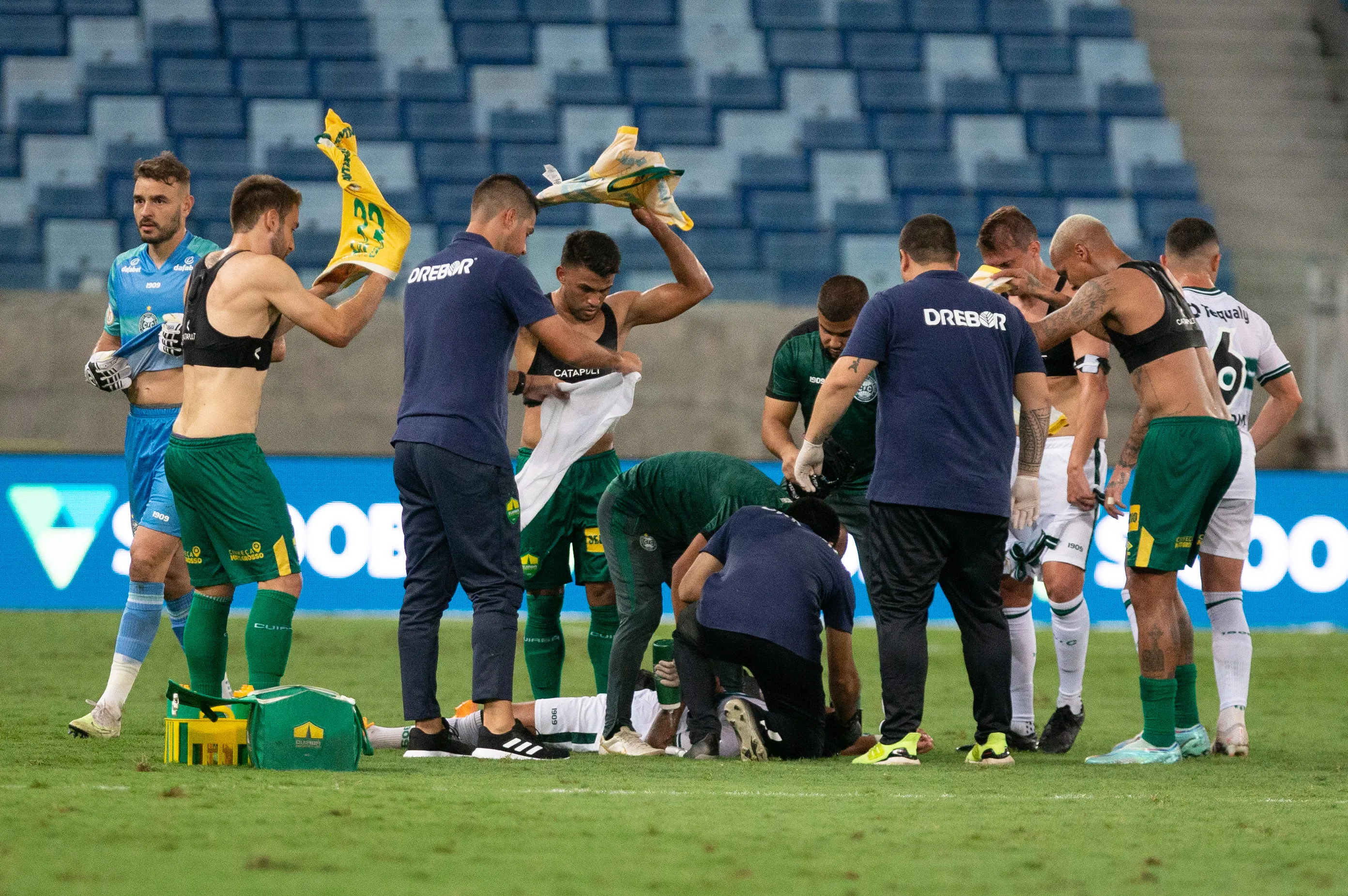 Foto: Gil Gomes/AGIF – Jogadores do Coritiba e Cuiabá ao redor de Kaio César