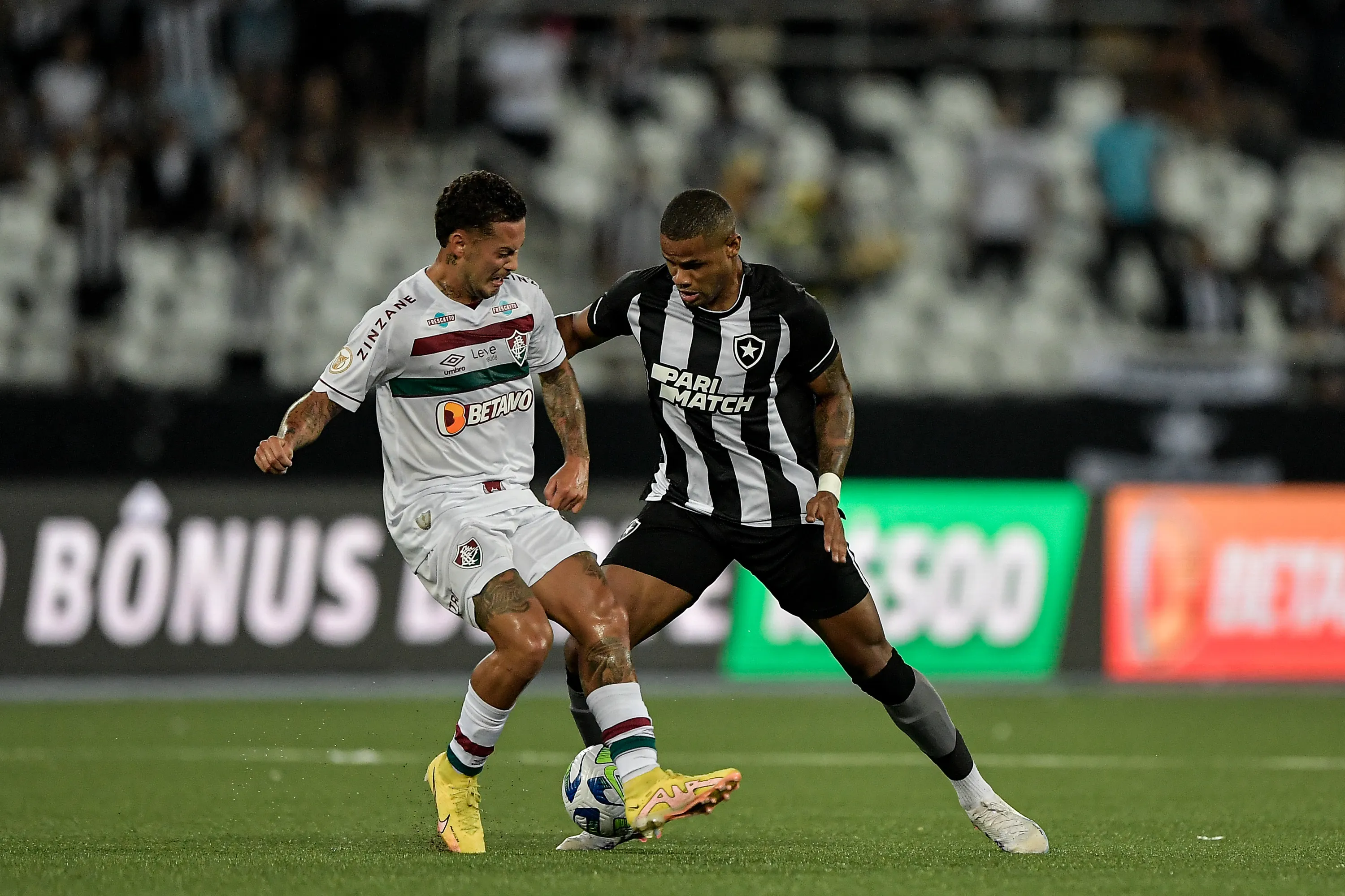 Foto: Thiago Ribeiro/AGIF – Lance entre Botafogo e Fluminense