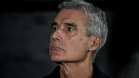 RJ – RIO DE JANEIRO – 20/05/2023 – BRASILEIRO A 2023, BOTAFOGO X FLUMINENSE – Luis Castro tecnico do Botafogo durante partida contra o Fluminense no estadio Engenhao pelo campeonato BRASILEIRO A 2023. Foto: Thiago Ribeiro/AGIF