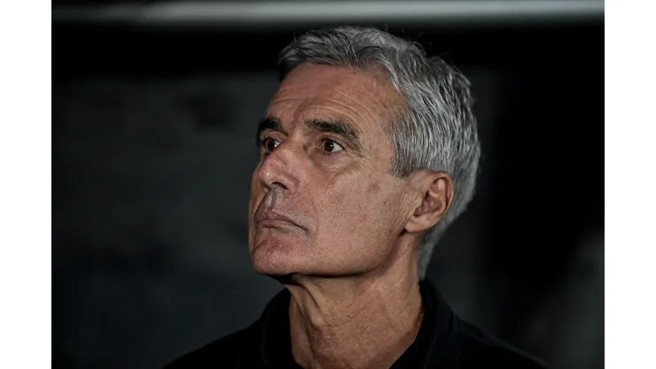 RJ - RIO DE JANEIRO - 20/05/2023 - BRASILEIRO A 2023, BOTAFOGO X FLUMINENSE - Luis Castro tecnico do Botafogo durante partida contra o Fluminense no estadio Engenhao pelo campeonato BRASILEIRO A 2023. Foto: Thiago Ribeiro/AGIF