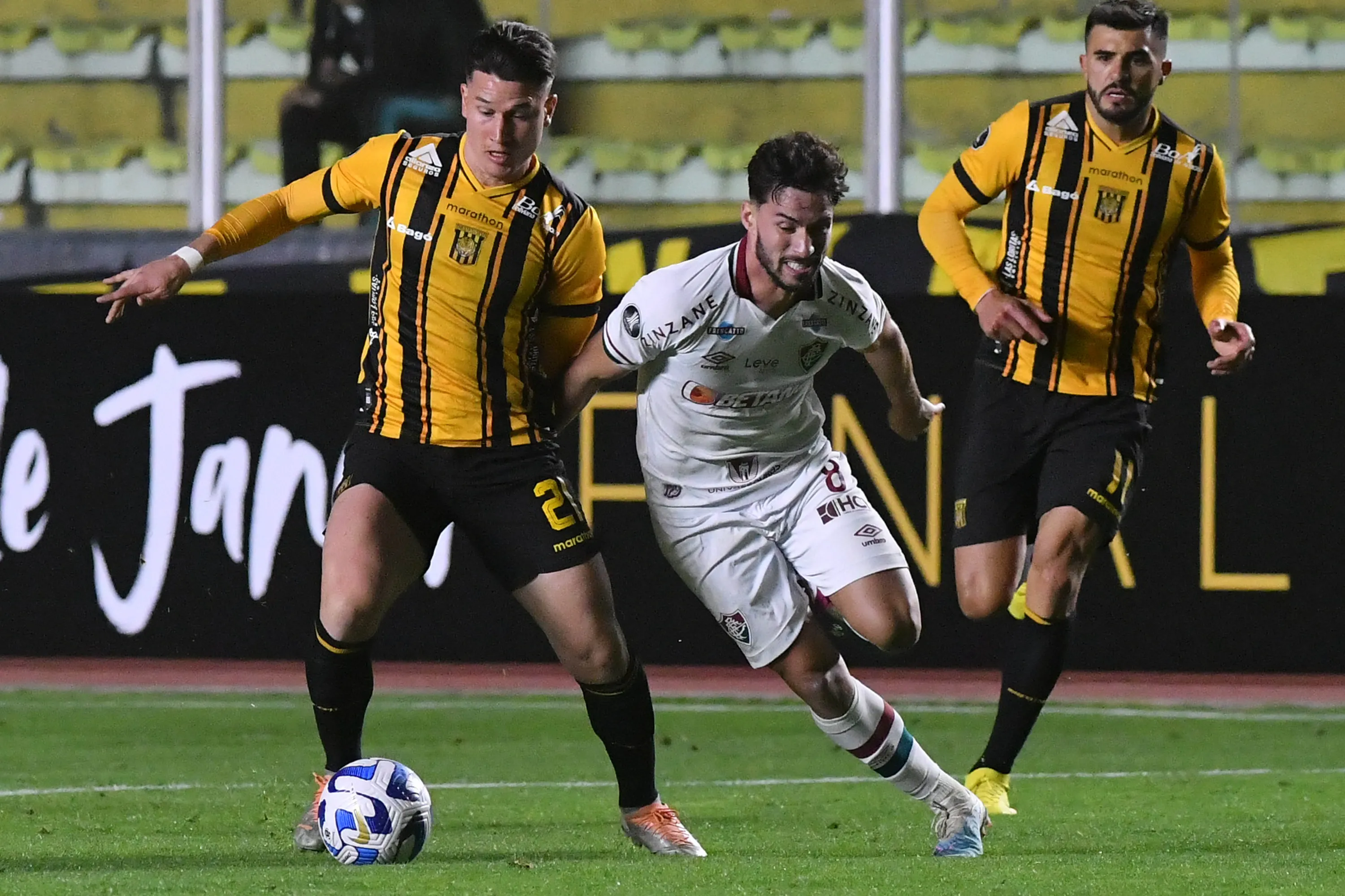 Foto: APG/AGIF – Lance da partida entre The Strongest e Fluminense no estadio Hernando Siles pelo campeonato Libertadores 2023.