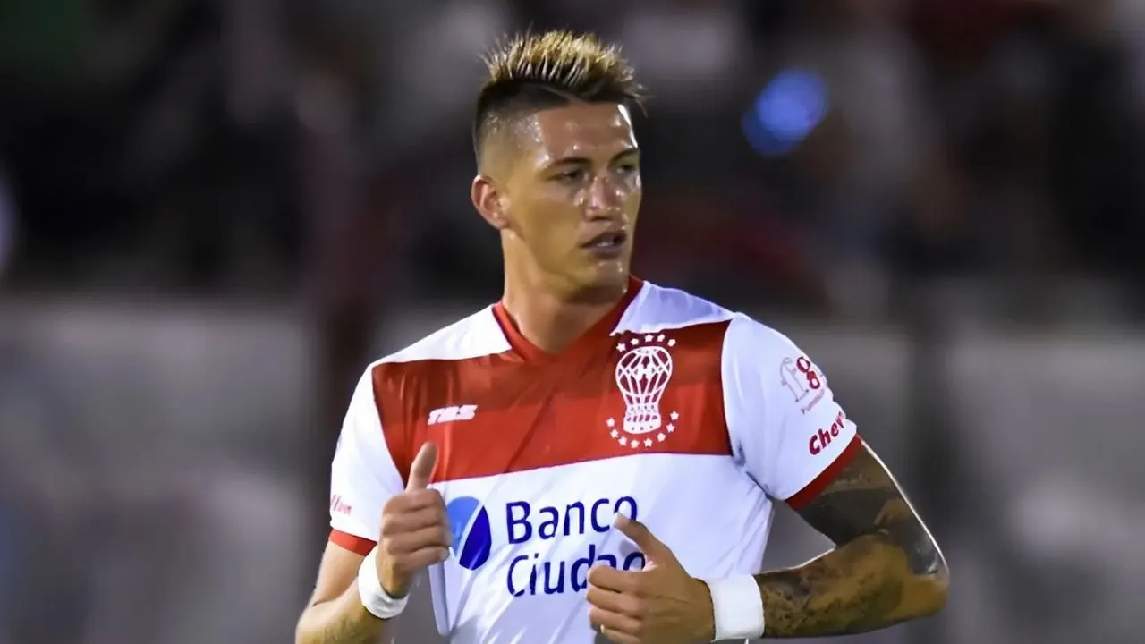 Lucas Merolla com a camisa do Huracán – Foto: Marcelo Endelli/Getty Images