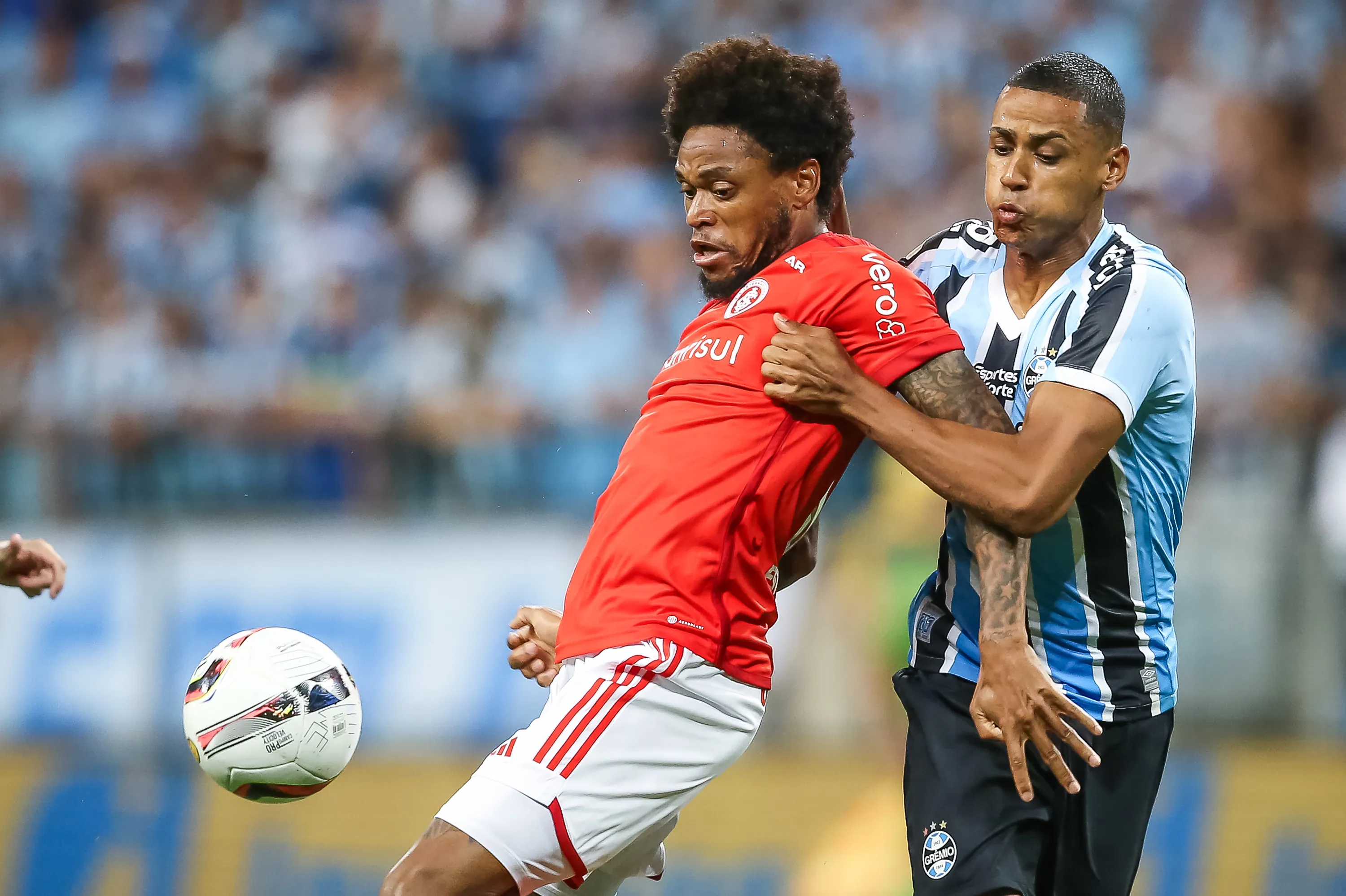 Foto: Pedro H. Tesch/AGIF – Bruno Alves disputando a bola com Luiz Adriano no Grenal pelo Campeonato Gaúcho