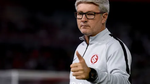 BUENOS AIRES, ARGENTINA – MAY 07: Odair Hellmann coach of Internacional gestures before a group A match between River Plate and Internacional as part of Copa CONMEBOL Libertadores 2019 at Estadio Monumental Antonio Vespucio Liberti on May 7, 2019 in Buenos Aires, Argentina. (Photo by Marcelo Endelli/Getty Images)