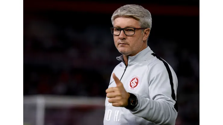 BUENOS AIRES, ARGENTINA - MAY 07: Odair Hellmann coach of Internacional gestures before a group A match between River Plate and Internacional as part of Copa CONMEBOL Libertadores 2019 at Estadio Monumental Antonio Vespucio Liberti on May 7, 2019 in Buenos Aires, Argentina. (Photo by Marcelo Endelli/Getty Images)