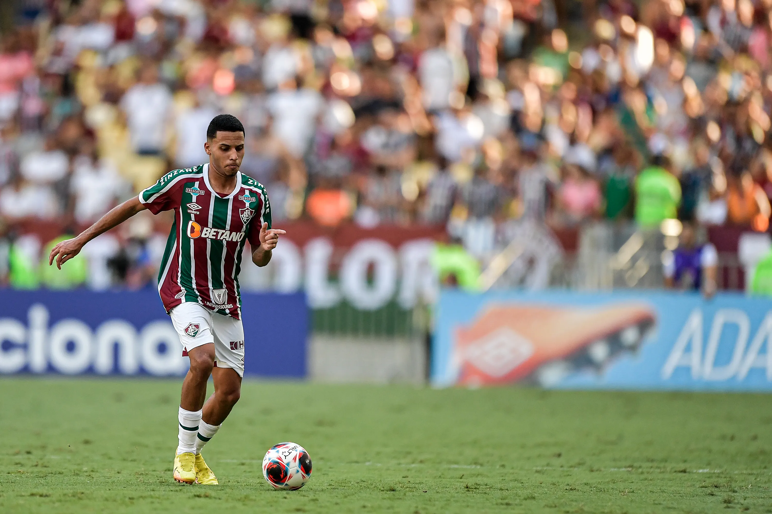 Foto: Thiago Ribeiro/AGIF – Alexsander atuando no Carioca pelo Fluminense