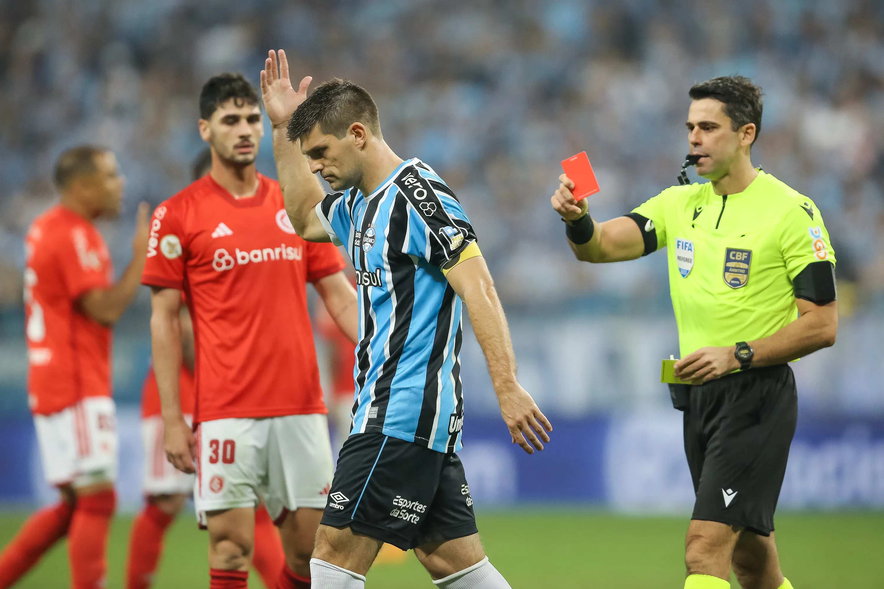 Foto: Pedro H. Tesch/AGIF – Kannemann sendo expulso no Grenal 439
