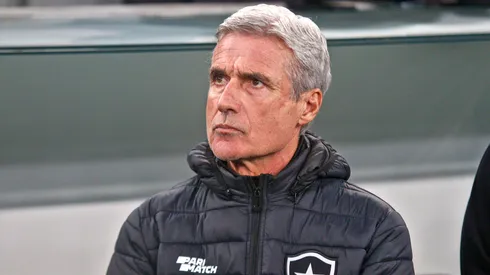 PR – CURITIBA – 17/05/2023 – COPA DO BRASIL 2023, ATHLETICO-PR X BOTAFOGO – Luis Castro tecnico do Botafogo durante partida contra o Athletico-PR no estadio Arena da Baixada pelo campeonato Copa do Brasil 2023. Foto: Gabriel Machado/AGIF