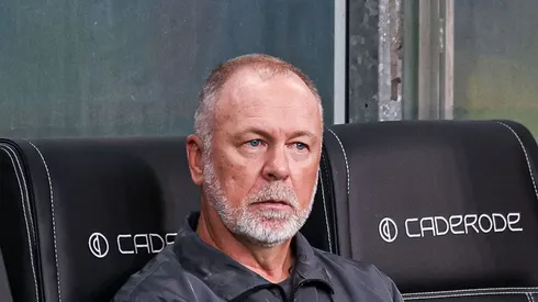 Foto: Maxi Franzoi/AGIF – Mano Menezes rasga o verbo em coletiva