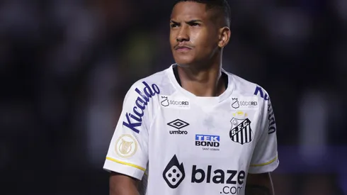 SP - SANTOS - 20/05/2023 - BRASILEIRO A 2023, SANTOS X PALMEIRAS - Angelo jogador do Santos durante partida contra o Palmeiras no estadio Vila Belmiro pelo campeonato BRASILEIRO A 2023. Foto: Ettore Chiereguini/AGIF