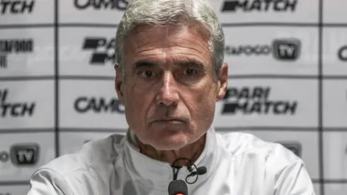 PR – CURITIBA – 17/05/2023 – COPA DO BRASIL 2023, ATHLETICO-PR X BOTAFOGO – Luis Castro tecnico do Botafogo durante entrevista coletiva apos a partida contra o Athletico-PR no estadio Arena da Baixada pelo campeonato Copa do Brasil 2023. Foto: Robson Mafra/AGIF