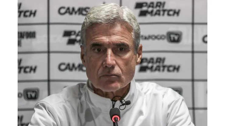 PR - CURITIBA - 17/05/2023 - COPA DO BRASIL 2023, ATHLETICO-PR X BOTAFOGO - Luis Castro tecnico do Botafogo durante entrevista coletiva apos a partida contra o Athletico-PR no estadio Arena da Baixada pelo campeonato Copa do Brasil 2023. Foto: Robson Mafra/AGIF