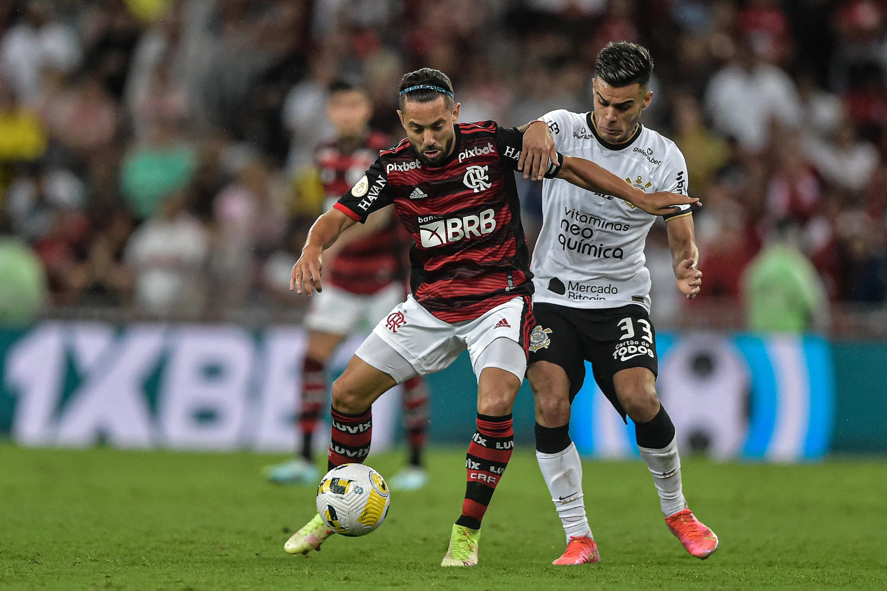 Foto: Thiago Ribeiro/AGIF – Everton Ribeiro disputando lance com Fausto Vera em jogo Flamengo x Corinthians em 2022