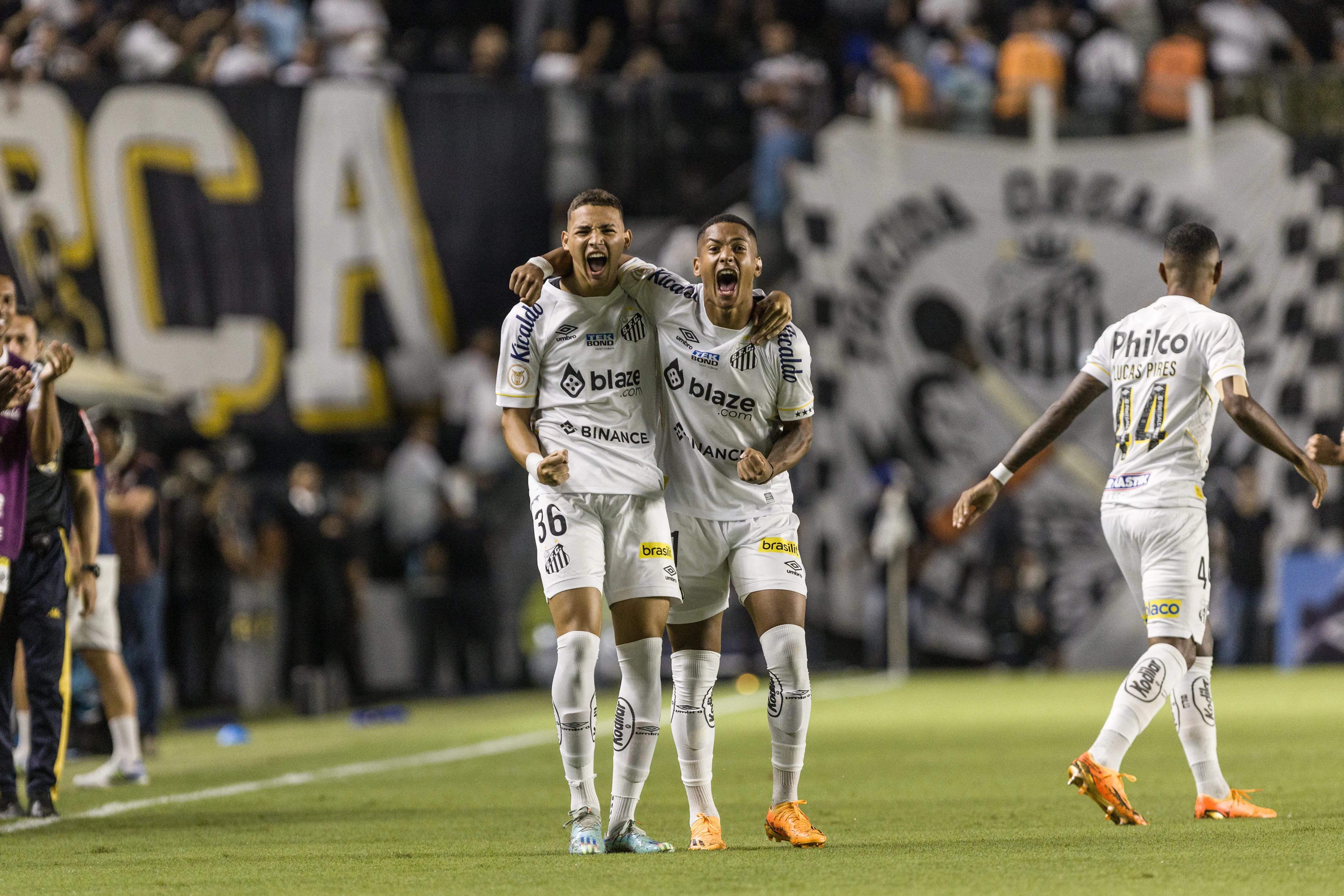 Foto: Abner Dourado/AGIF – Deivid e Ângelo abraçados
