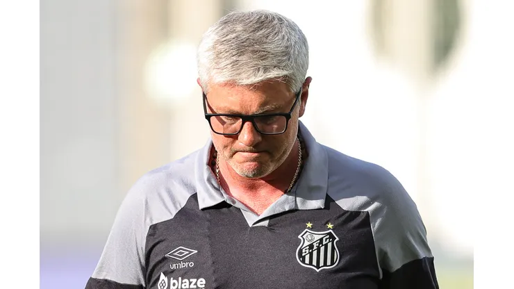 MG - BELO HORIZONTE - 06/05/2023 - BRASILEIRO A 2023, CRUZEIRO X SANTOS - Odair Hellmann tecnico do Santos durante partida contra o Cruzeiro no estadio Independencia pelo campeonato BRASILEIRO A 2023. Foto: Gilson Junio/AGIF