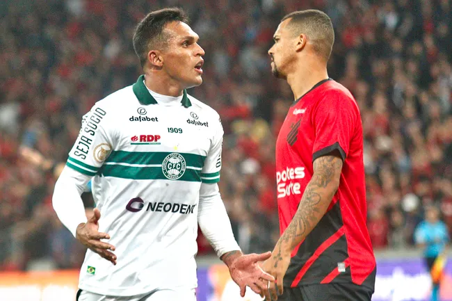 Gabriel Machado/AGIF – Jogadores de Coritiba e Atlhético-PR se encarando em clássico