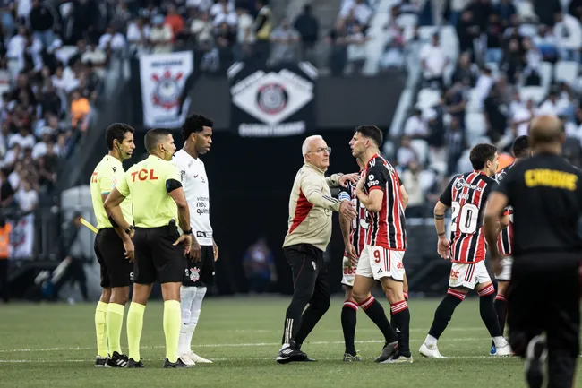 Foto: Abner Dourado/AGIF – Dorival contendo Calleri ao falar com árbitro
