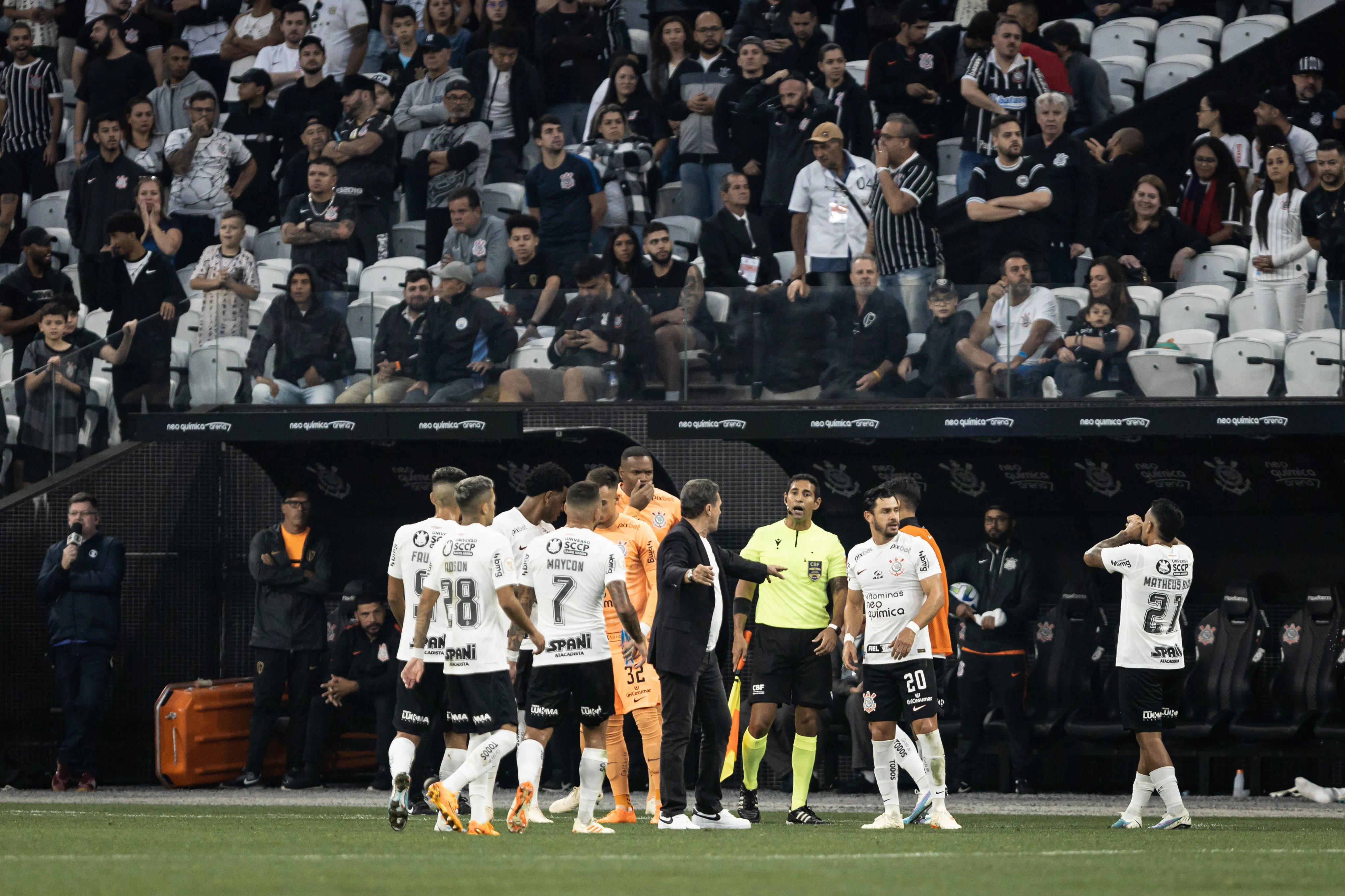 Foto: Abner Dourado/AGIF – Luxemburgo conversando com jogadores do Corinthians