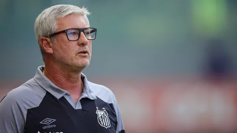 MG – BELO HORIZONTE – 06/05/2023 – BRASILEIRO A 2023, CRUZEIRO X SANTOS – Odair Hellmann tecnico do Santos durante partida contra o Cruzeiro no estadio Independencia pelo campeonato BRASILEIRO A 2023. Foto: Gilson Junio/AGIF