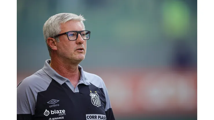 MG - BELO HORIZONTE - 06/05/2023 - BRASILEIRO A 2023, CRUZEIRO X SANTOS - Odair Hellmann tecnico do Santos durante partida contra o Cruzeiro no estadio Independencia pelo campeonato BRASILEIRO A 2023. Foto: Gilson Junio/AGIF